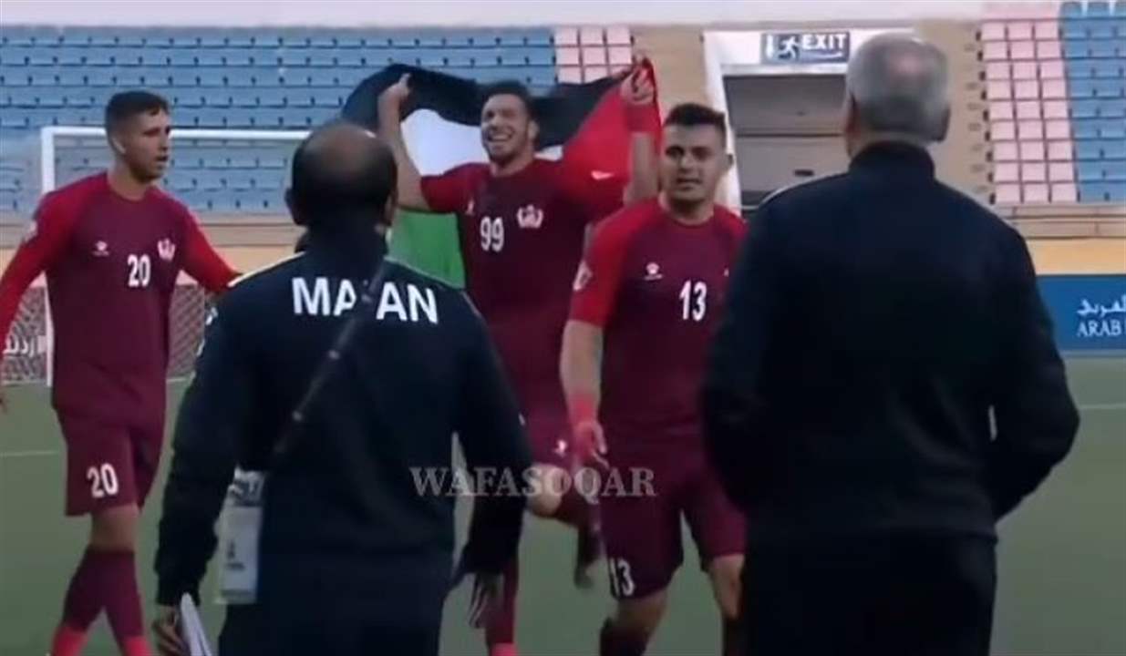 بالفيديو - نجم منتخب الجزائر لكرة القدم يوسف بلايلي يحتفل بهدفه برقصة الحرية حاملا العلم الفلسطيني
