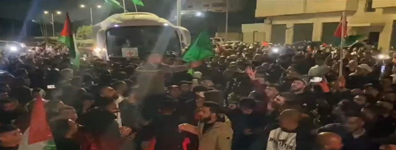 بالفيديو - "شكراً شكراً يا غزة".. هتافات الشبان في رام الله خلال إستقبال الأسرى المحررين