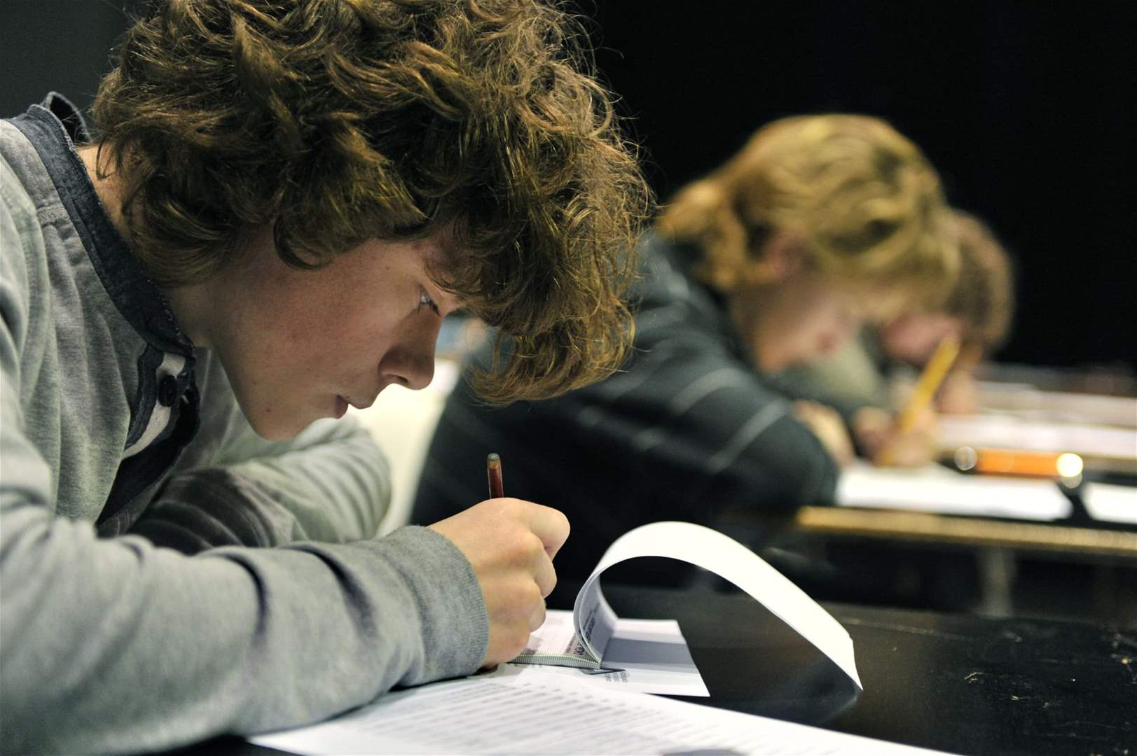 مجهود دون فائدة... صورة توّثق ضبط طالب يغش بطريقة لا تصدق