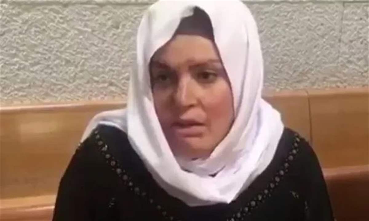بالفيديو - الأسيرة المحررة الجريحة إسراء جعابيص تعرض أقمشة صممتها بيديها المصابتين خلال فترة إعتقالها بسجون الإحتلال 