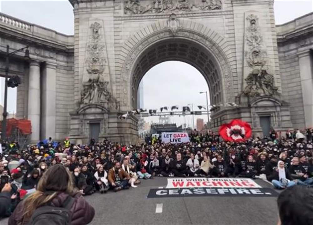 بالفيديو - متظاهرون يغلقون جسرا في نيويورك رفضا للعدوان على غزة 