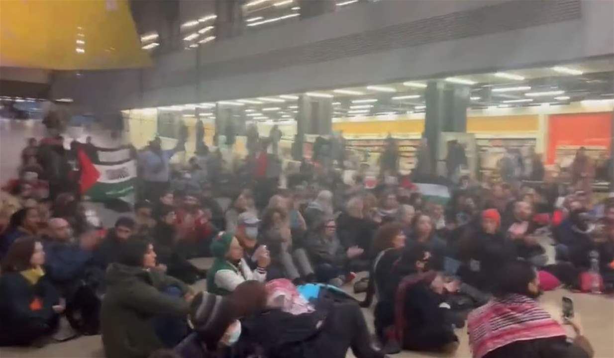 بالفيديو - العاملون في متحف &quot;تيت&quot; البريطاني يحتجون على عدم قطعِ العلاقات الفنية مع الاحـ  تلال وينظمّون فعالية داعمة لـ #فلسطين 