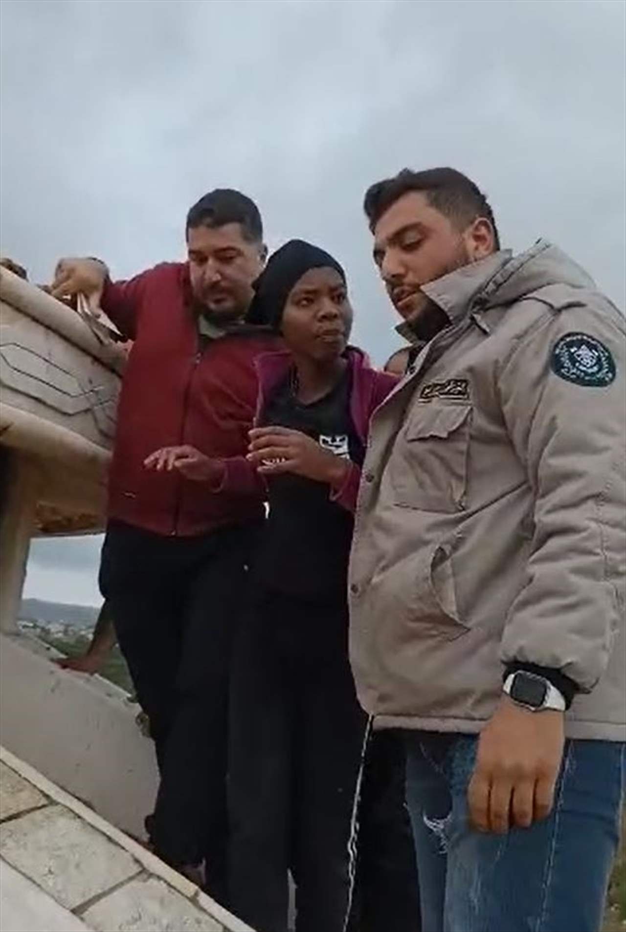   بالفيديو - منع عاملة أجنبية من إلقاء نفسها من أعلى عقار في منطقة الحوش قرب صور 