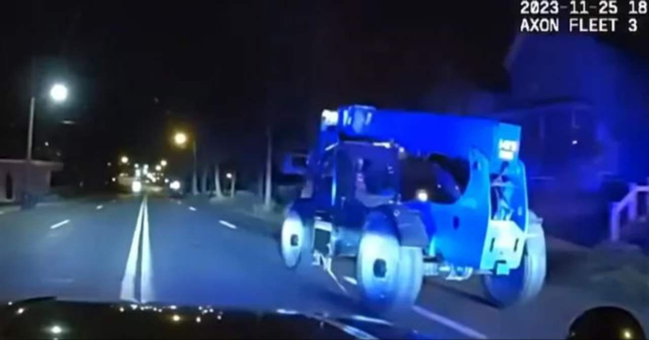 بالفيديو- مطاردة بين عناصر الشرطة وطفل يقود شاحنة مسروقة 