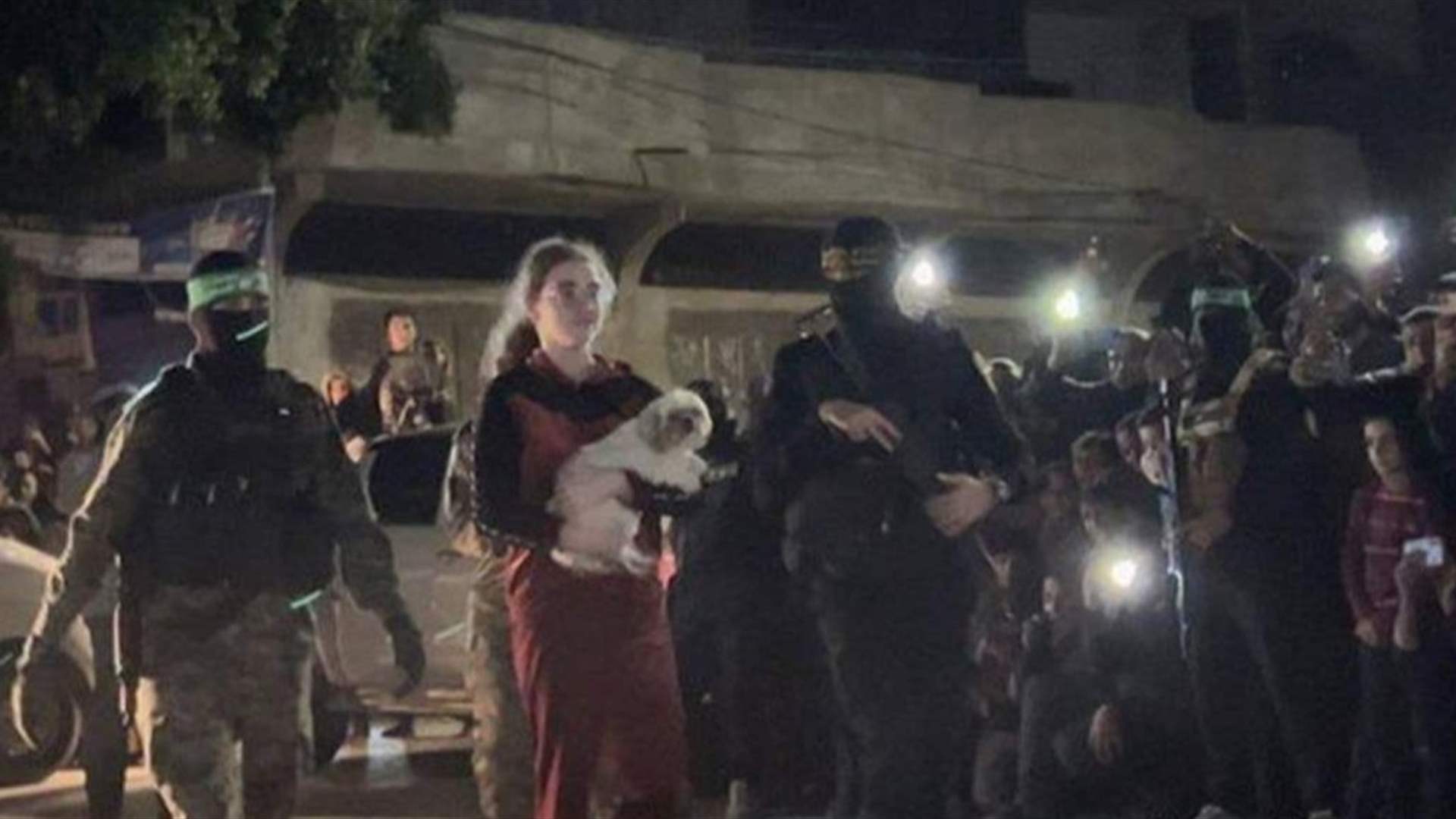 بالصورة-  عناصر من كتائب القسام وسرايا القدس يسلمون أسيرة إسرائيلية برفقة كلبها