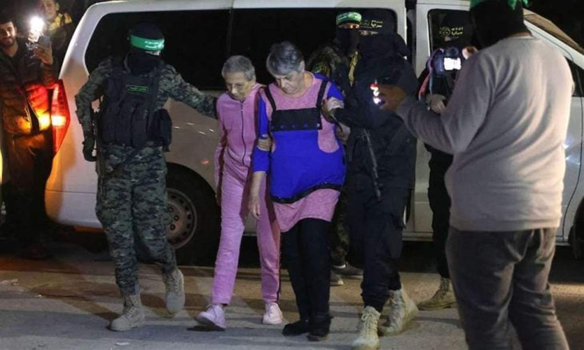 الدفعة الخامسة من التبادل ... الافراج عن 30 اسيرا فلسطينيا وحماس تسلم الصليب الاحمر 12 اسرائيليا وكلباً