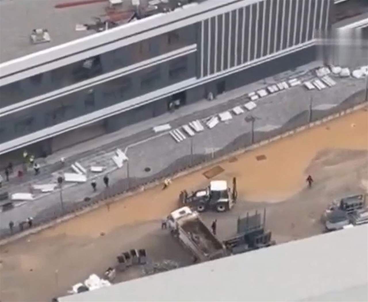 بالفيديو - بسب مشاجرة.. عامل بناء تركي غاضب يحطم أجزاء من موقع البناء