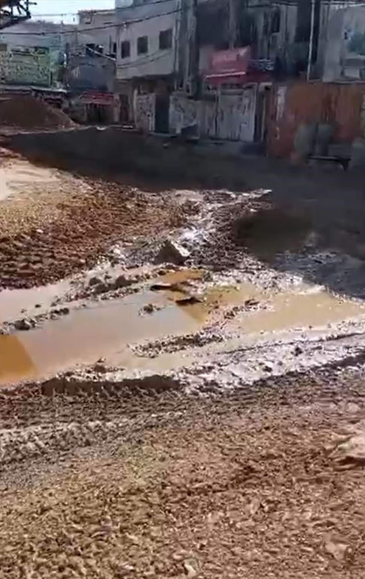 بالفيديو  - جرافات الإحتلال تدمر شوارع وبنية تحتية في مخيم جنين