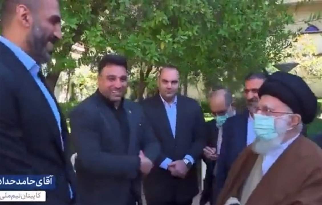 فيديو - مرشد الثورة يُمازح حامد حدادي فماذا قال له؟