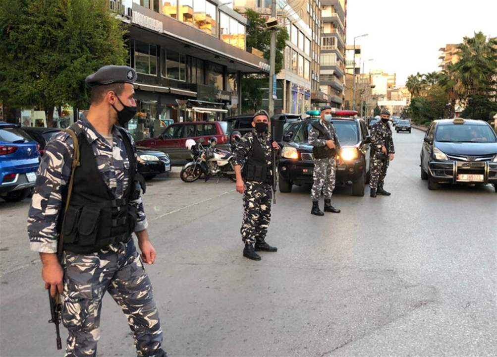 قوى الأمن: توقيف سارقين نفذوا عملية سلب في الرملة البيضاء ومروّج مخدّرات كان برفقتهم 