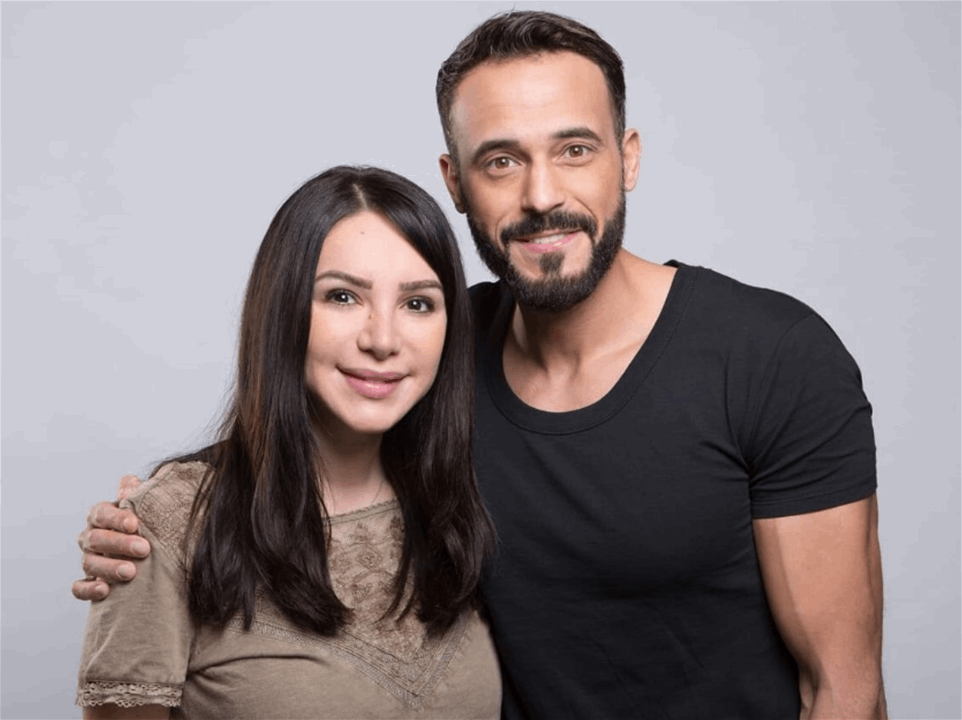 يوسف الشريف يحتفظ بصوره مع إنجي علاء رغم انفصالهما 