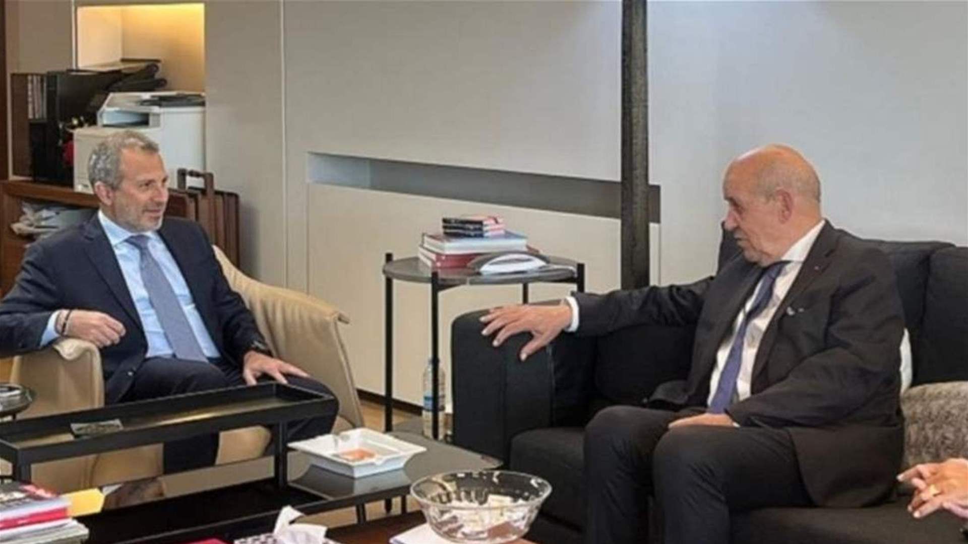 &quot;الأخبار&quot;: قصة لقاء الدقائق الساخنة بين الموفد الفرنسي ورئيس التيار ... باسيل للودريان: تدعوننا الى مخالفة القانون والدستور ؟