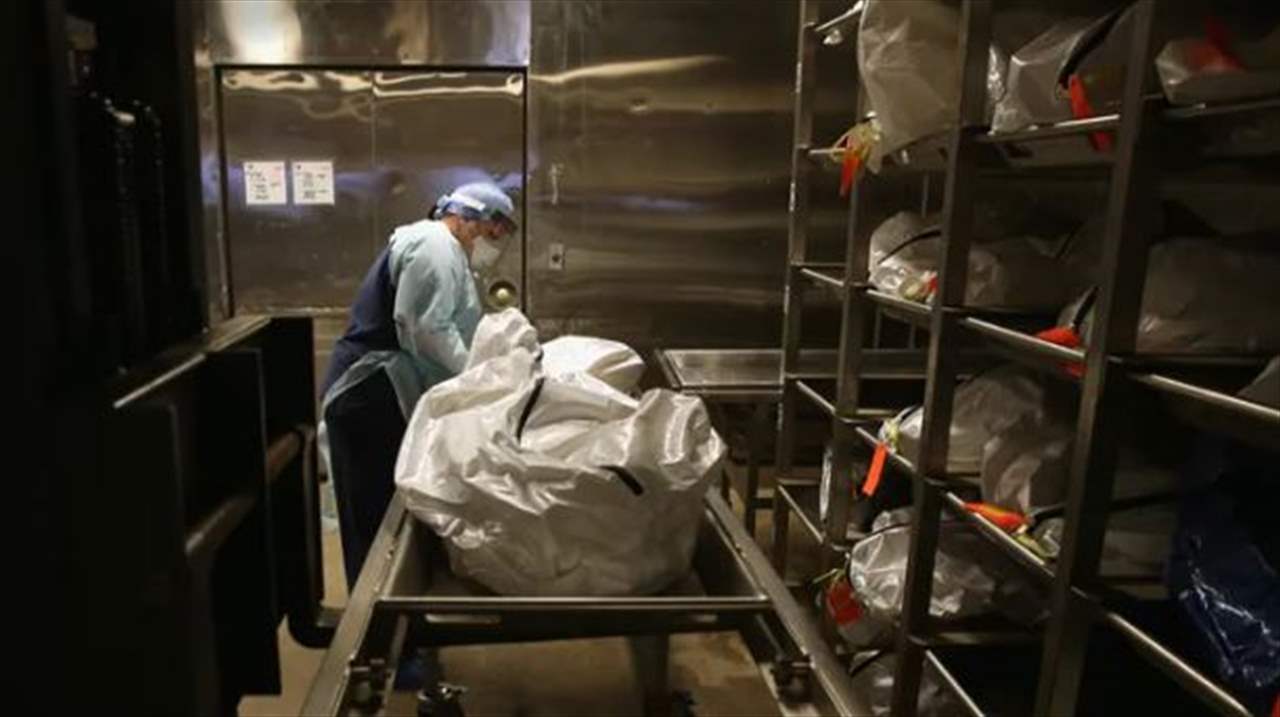 عامل مشرحة يلاحظ حركة غريبة داخل كيس للجثث... صدمة غير متوقعة!