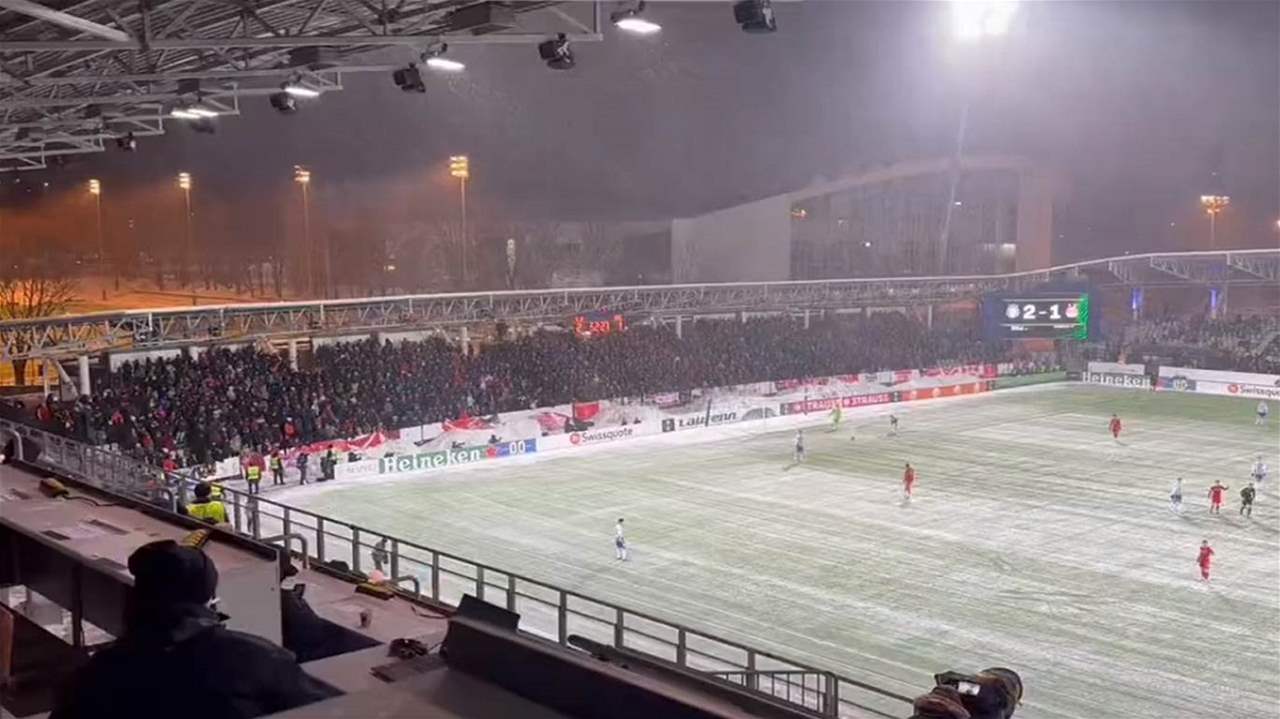 فيديو - توقف اللعب بسبب "كرات الثلج" !