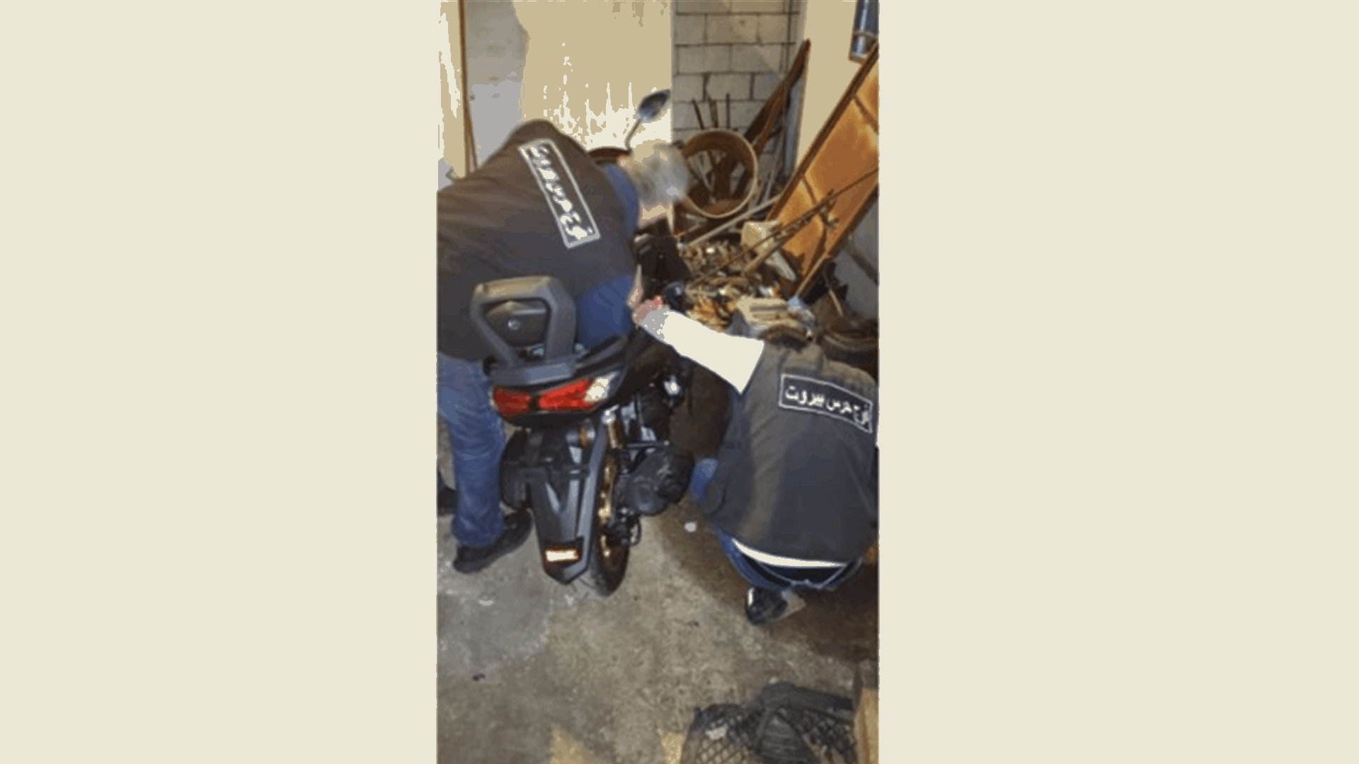  حرس بيروت: حجز دراجة نارية مسروقة في شاتيلا وتوقيف شخص شهر مسدسه في وجه عناصر الدورية