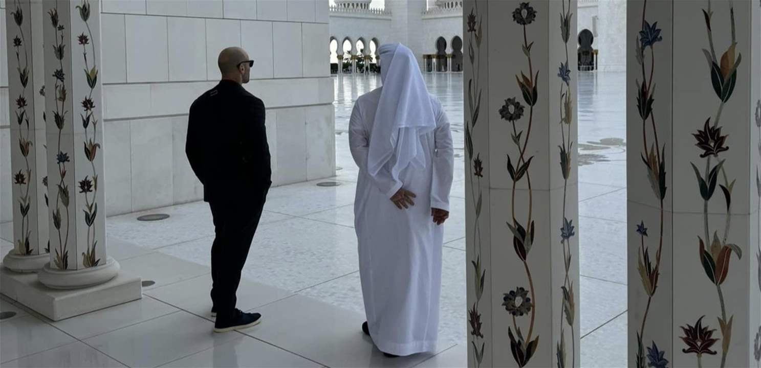 نجم عالمي داخل مسجد في ابو ظبي برفقة خطيبته التي اطلت بالحجاب