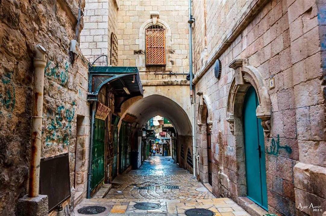 صورة فلسطينية أمام منزلها "المسروق" في القدس بعد 70عاماً تثير الجدل 