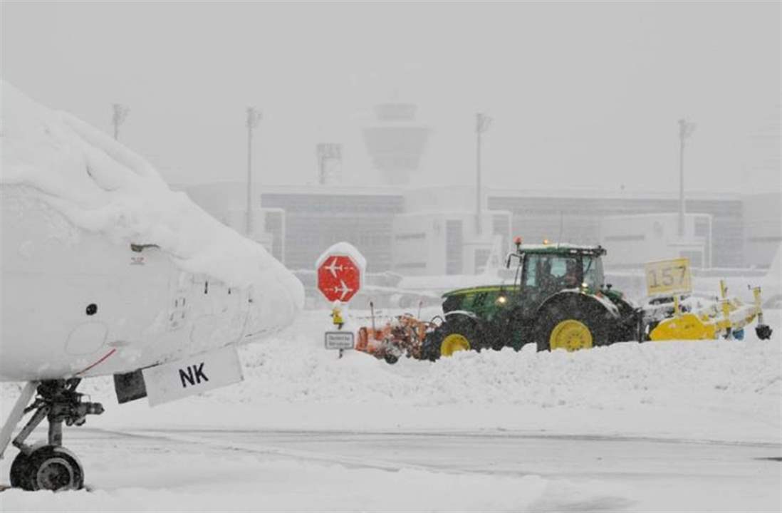 بالفيديو - طائرة &quot;تجمدت بمكانها&quot; في مطار ميونيخ وسط الثلوج المتراكمة 
