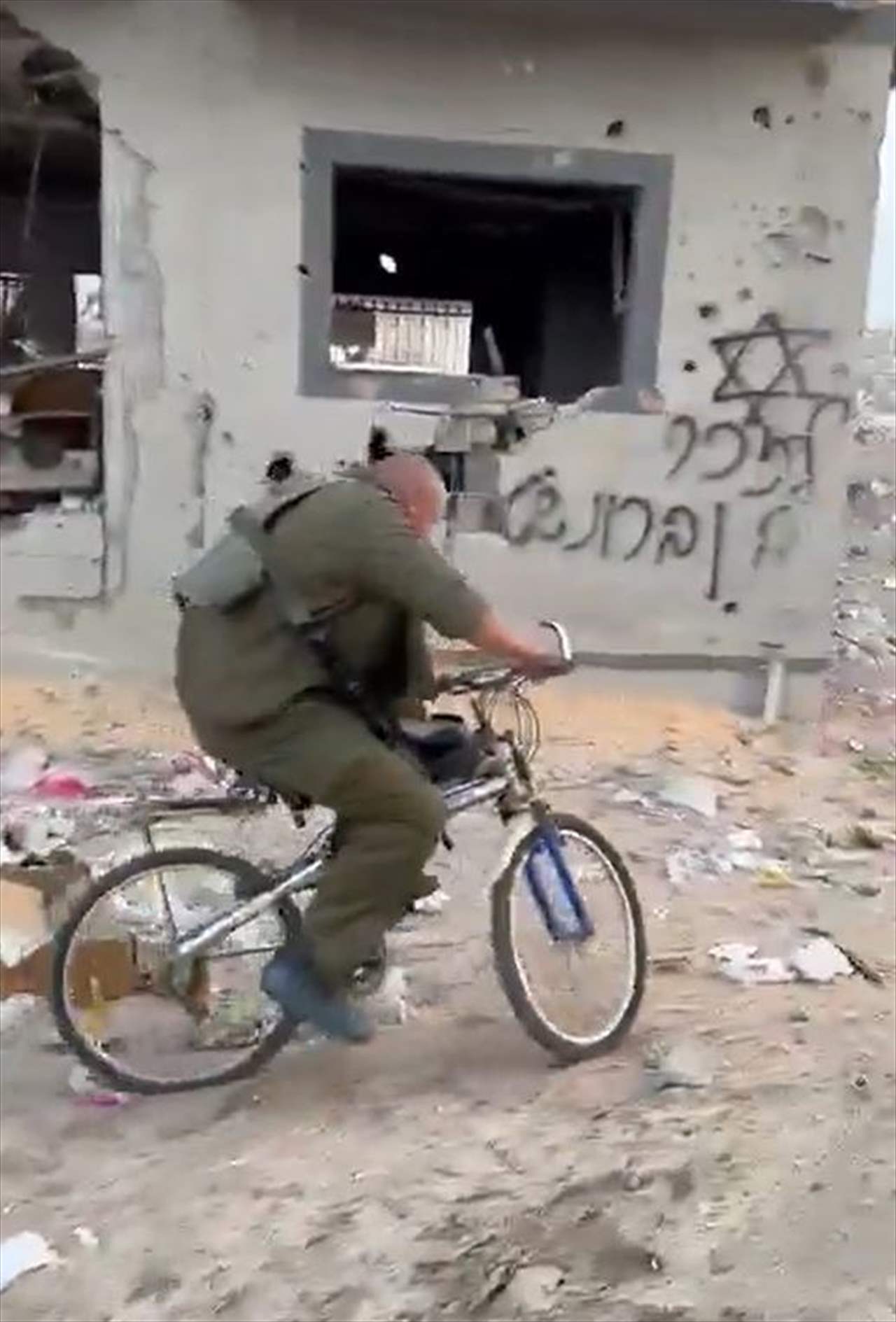 بالفيديو - جنود الإحتلال يقودون درجات هوائية لأطفال فلسطينيين فوق أنقاض المنازل المدمرة في قطاع غزة