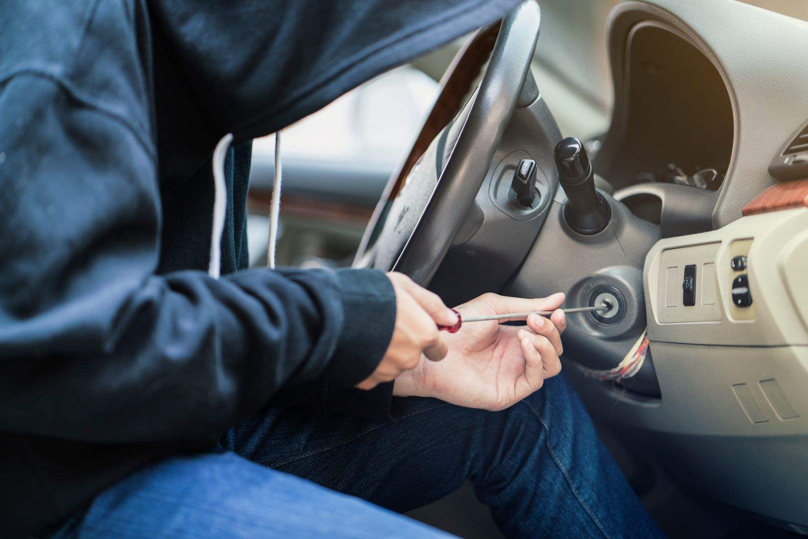 سرق سيارة وإستخدمها في تنقلاته للإستحصال على المخدّرات.. ومفرزة إستقصاء بيروت تكشف هويته وتوقفه