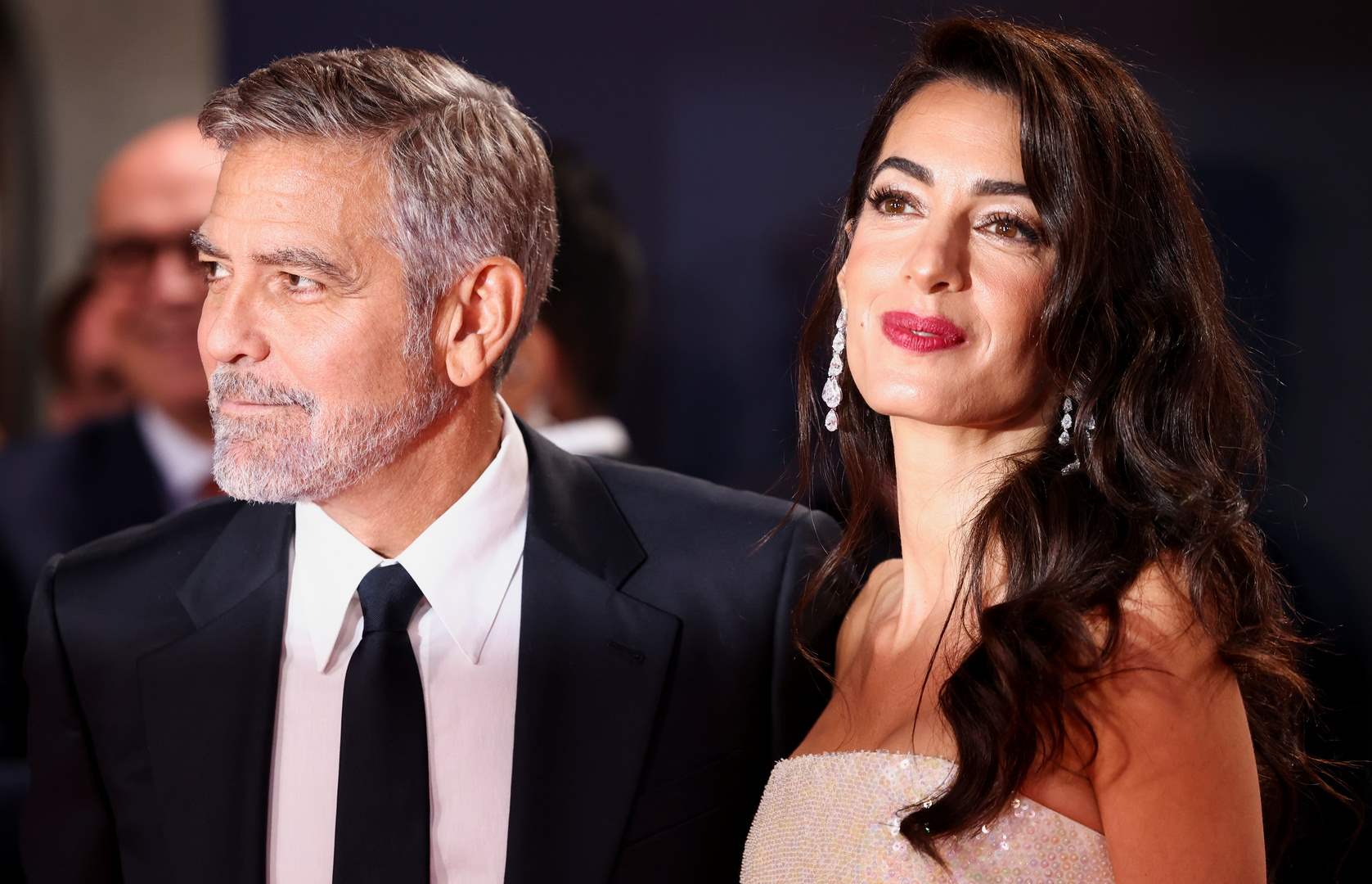 والدة امل علم الدين تلفت الانظار بجمالها في اول ظهر لها وجورج كلوني ينقذ امل من موقف محرج في لندن