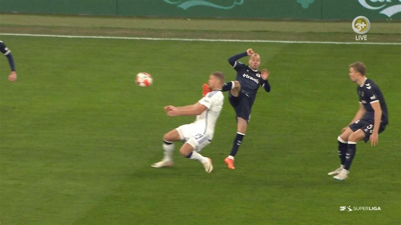 فيديو - احتاج الى 40 ثانية فقط لينال بطاقة صفراء