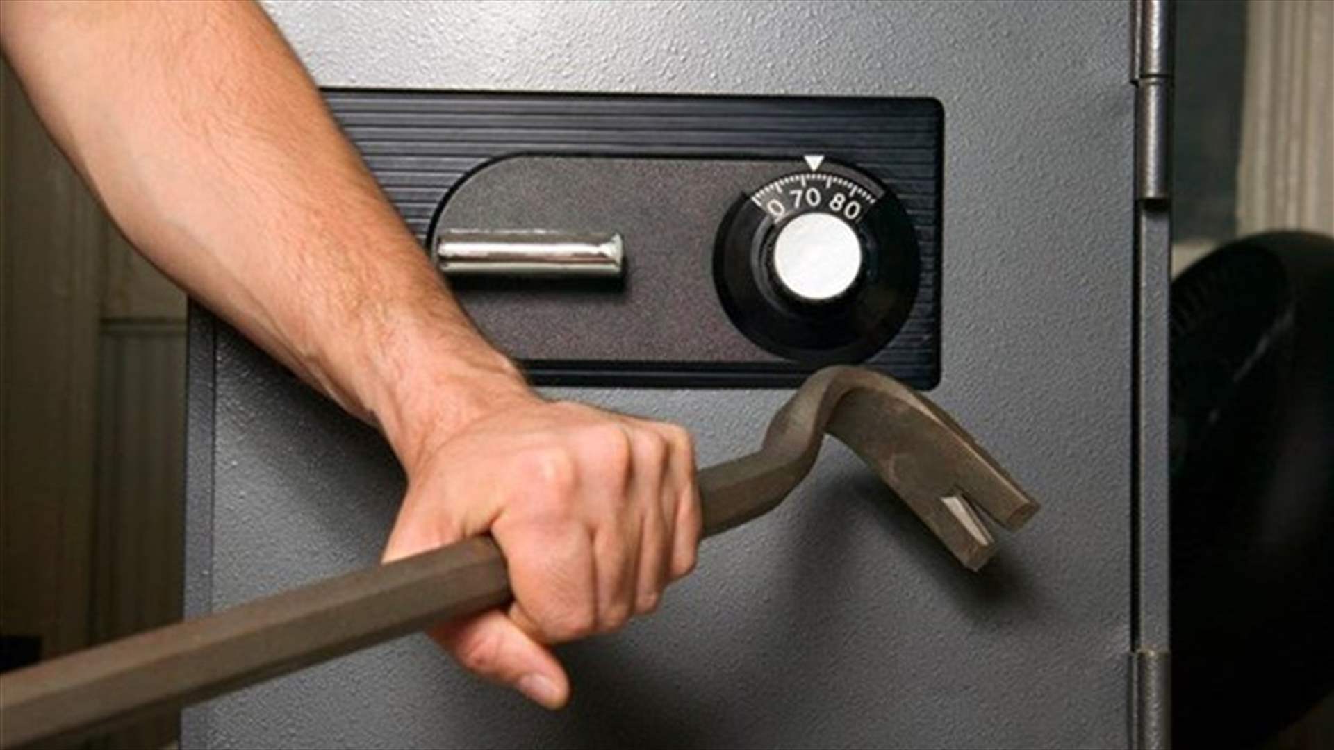 سرقوا خزنةً تحتوي على مبلغ من المال ومصاغ ذهبيّ.. وشعبة المعلومات توقف 3 منهم وتُلاحق باقي المتورّطين