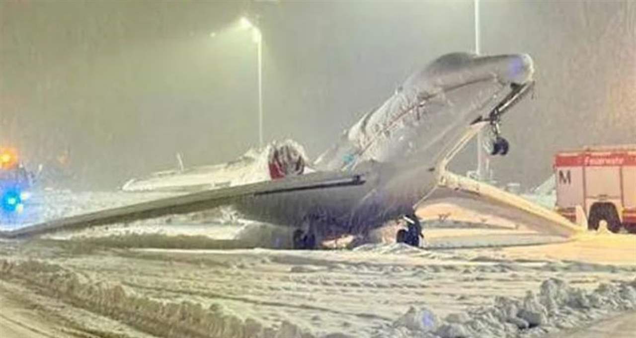"أنفها مرفوع للأعلى" .. بالفيديو -  طائرة تتجمد بمكانها بسبب الثلوج 