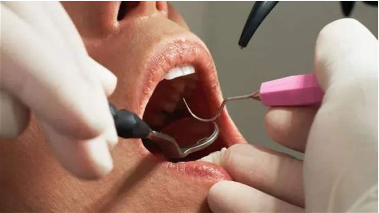 عامل نظافة ينتحل صفة طبيب.. ومريض يدفع الثمن من أسنانه!