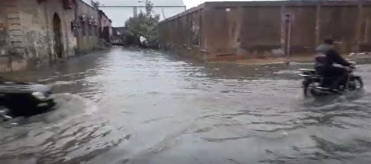 بالفيديو - شوارع طرابلس والميناء تغرق بالمياه جراء الامطار الغزيرة 