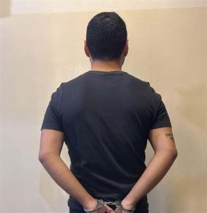 بالصور- اتّخذ من مكتبته في ضبيّه مركزاً لتجارة الأسلحة.. "المعلومات" توقفه وتضبط كميّة من الأسلحة والذّخائر