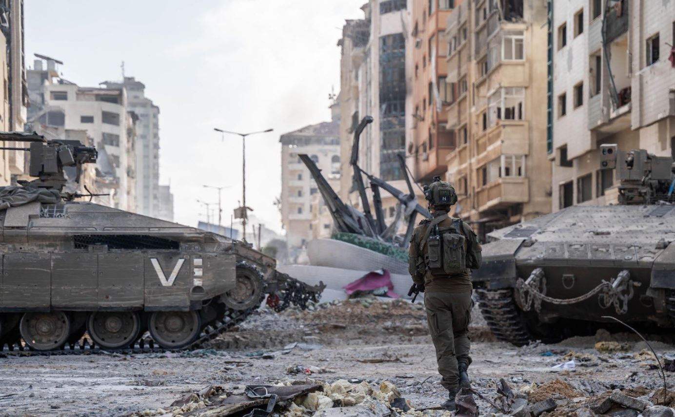 المرصد الأورومتوسطي: القوات الإسرائيلية تحرق منازل وتقتل مدنيين يرفعون الرايات البيضاء