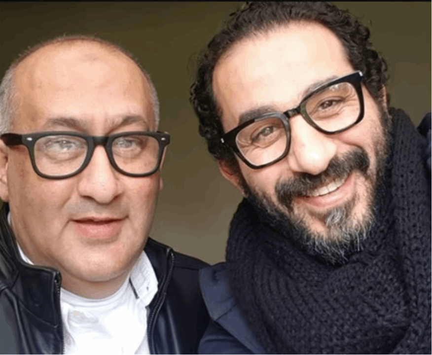 أول تعليق مؤثر من أحمد حلمي بعد وفاة شقيقه.. بدت علامات الحزن لحظة وداعه