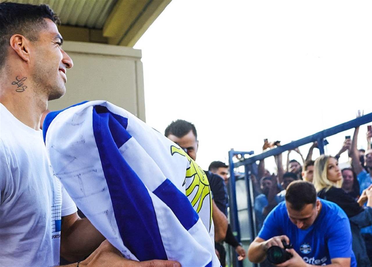 صور - وداع شعبيّ مُلفت لسواريز في المطار