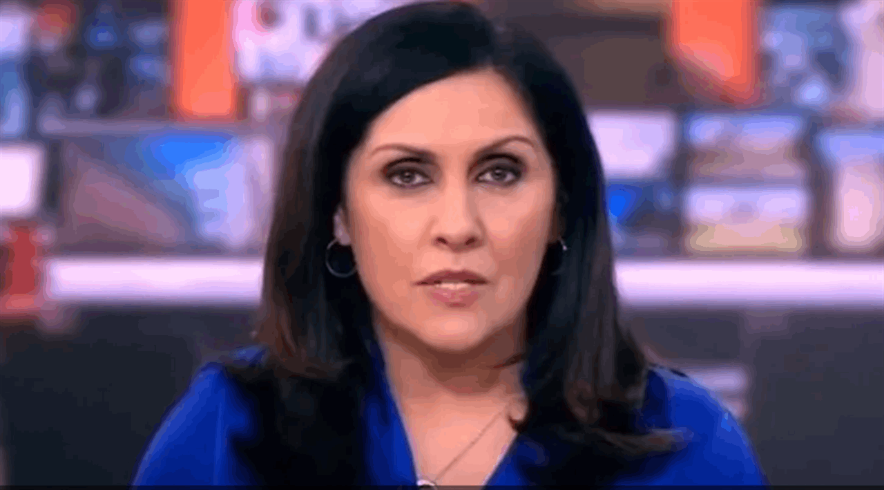 مذيعة شهيرة تعتذر بعد قيامها بـ "حركة غير لايقة " على الهواء