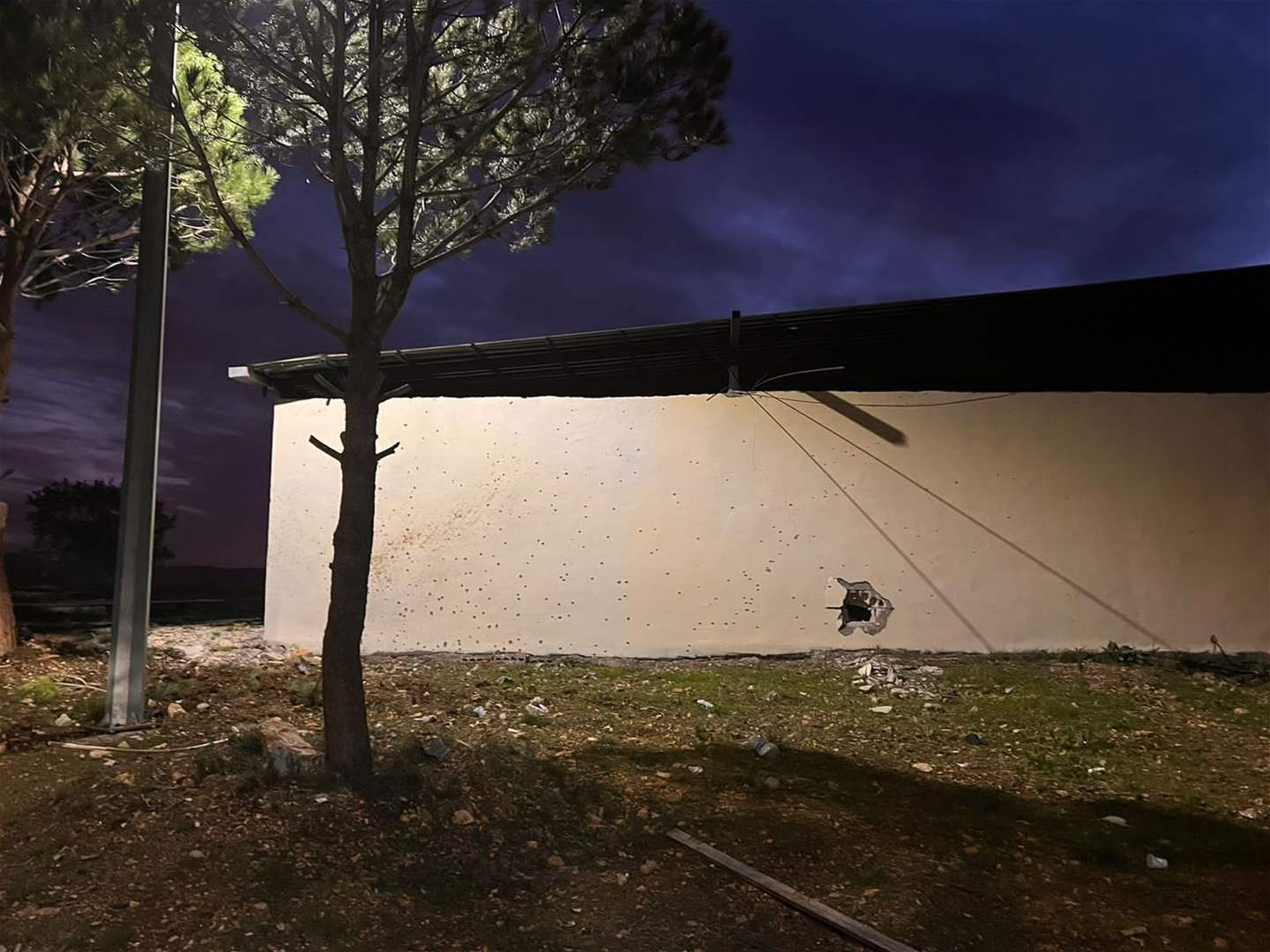 بالصور- المركز الاستشفائي التابع للجيش اللبناني الذي استهدفه الاحتلال الاسرائيلي في بلدة عين ابل امس