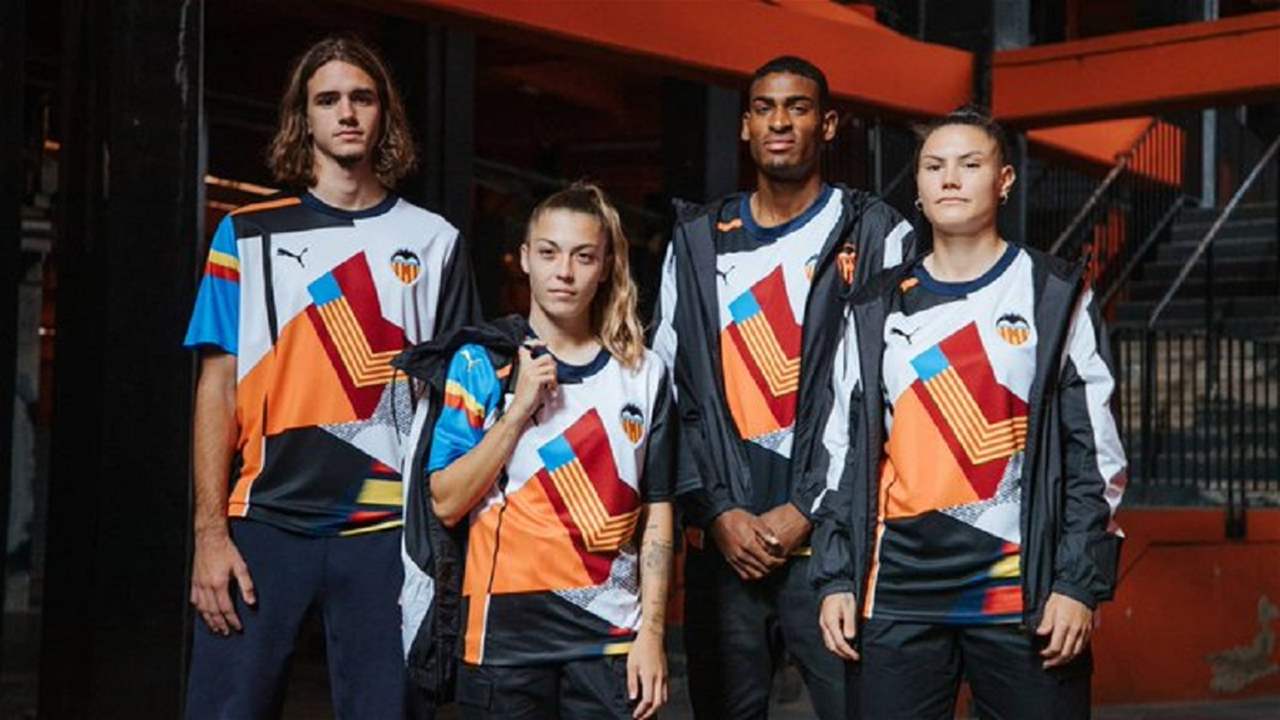 فالنسيا يُقدّم قميصاً بتصميم بالغ الغرابة