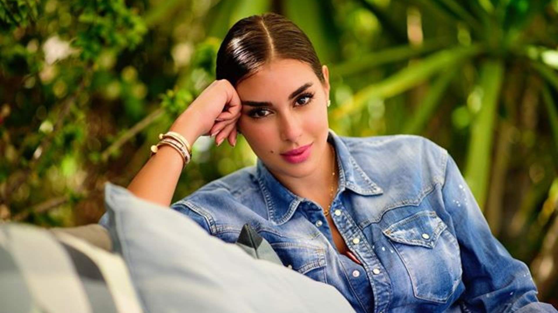 ياسمين صبري تلفت الانظار بظهورها بالحجاب 