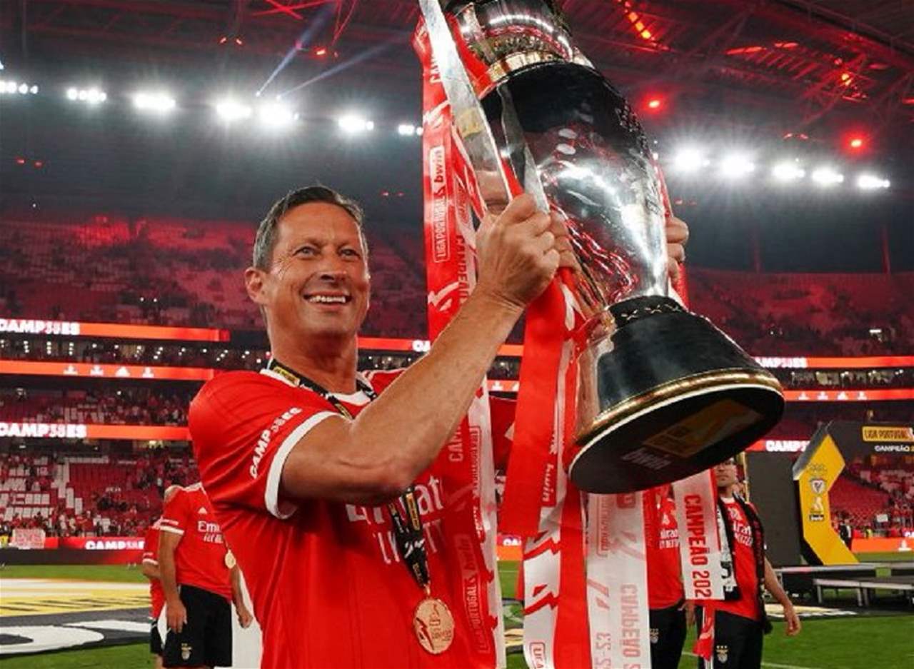 فيديو - تعادل الفريق فإنهالت الممنوعات من المُدرّجات على المُدرّب