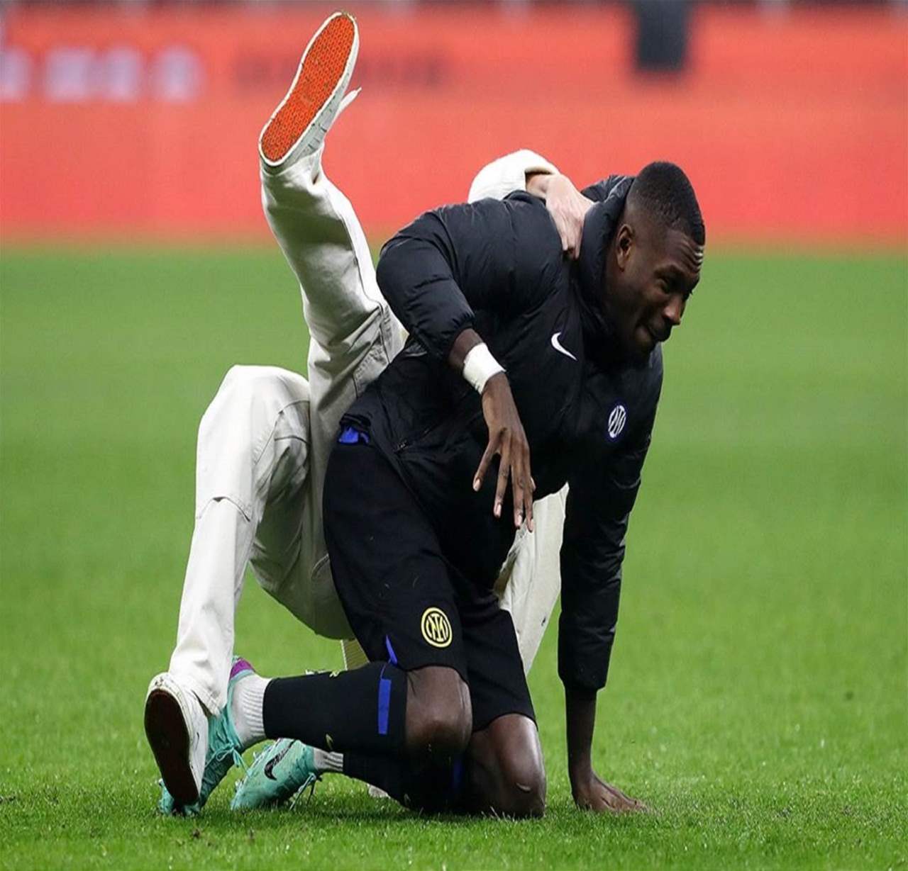 فيديو - بافارد وتورام في مزاح مُضحك في منتصف الملعب