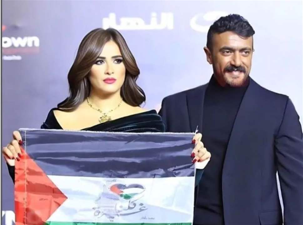 بالفيديو- ياسمين عبد العزبز ترفع العلم الفلسطيني على السجادة الحمراء