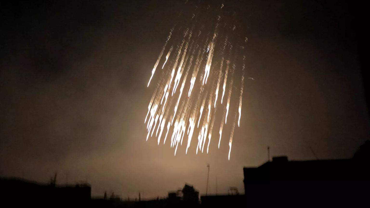 البيت الأبيض يعلق على التقارير حول إستخدام "إسرائيل" قنابل الفسفور الأبيض جنوبي لبنان