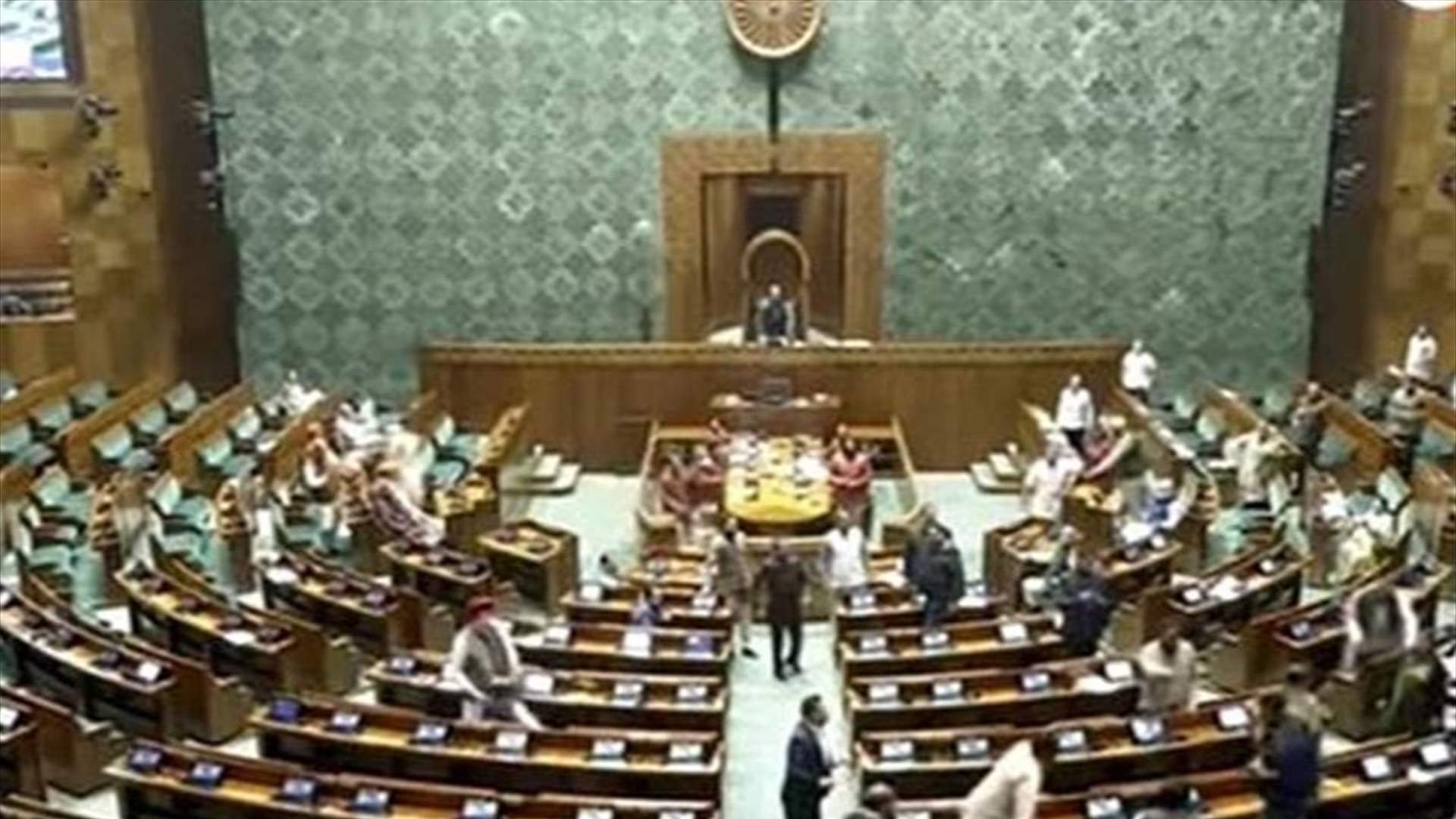 بالفيديو - خرق أمني كبير داخل البرلمان الهندي.. رجل يقفز فجأة إلى منطقة المشرعين