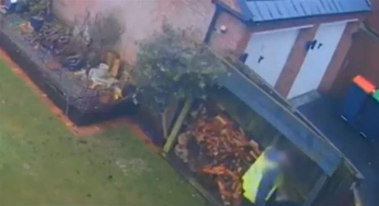 سائق &quot;ديليفري&quot; يقوم بعملية سرقة وكاميرا مراقبة تفضح فعلته