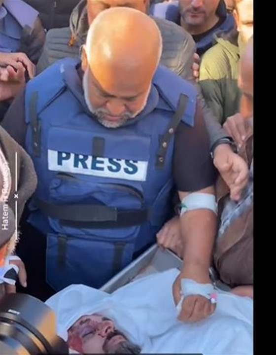  بالفيديو - الصحافي وائل الدحدوح يودع زميله الشهيد المصوّر سامر أبو دقة في مثواه الأخير