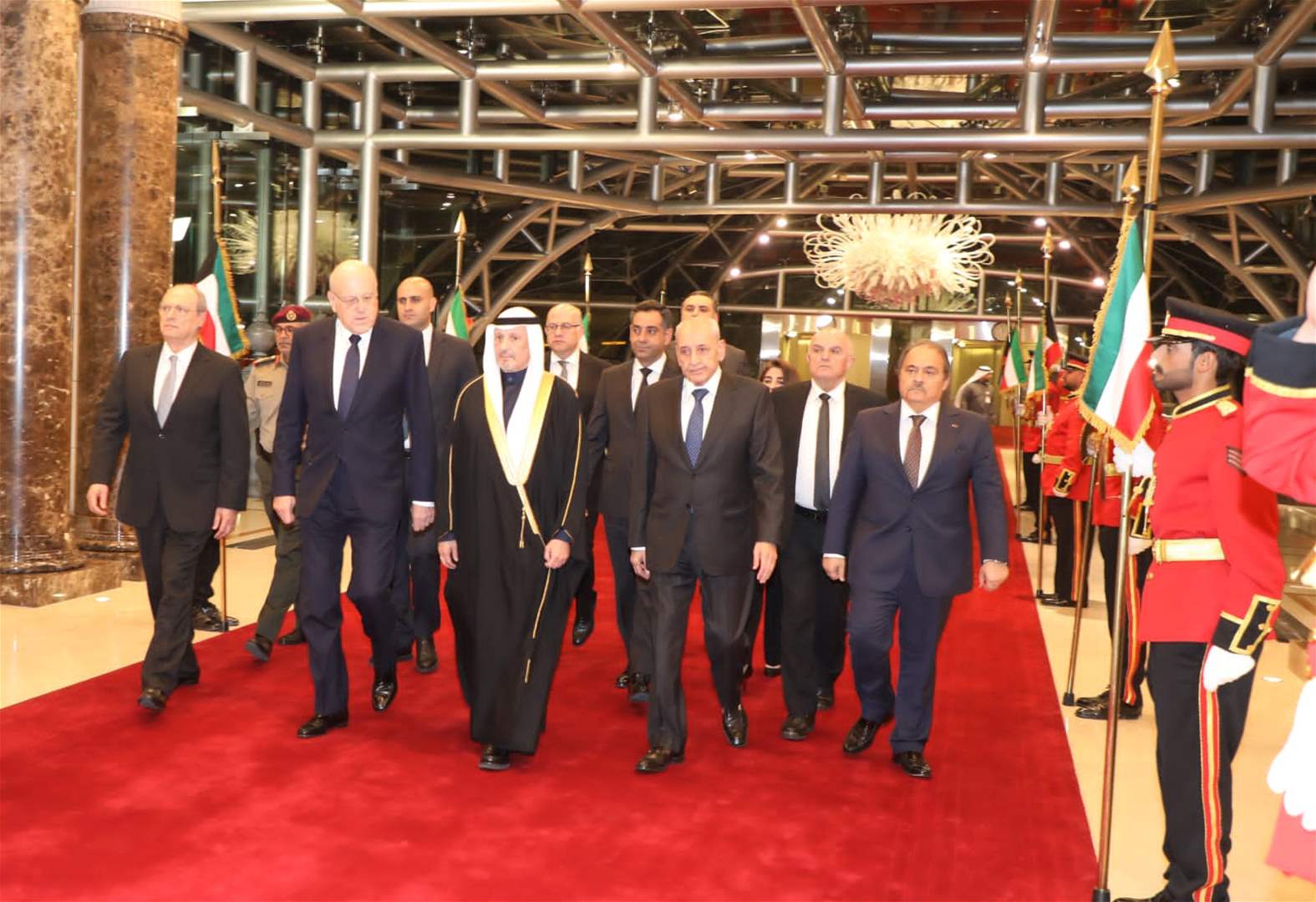 بالصور - وفدٌ رسميّ لبنانيّ في الكويت لتقديم واجب العزاء... 