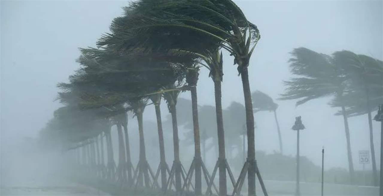 عاصفة تغرق ولاية فلوريدا الأميركية بالأمطار 