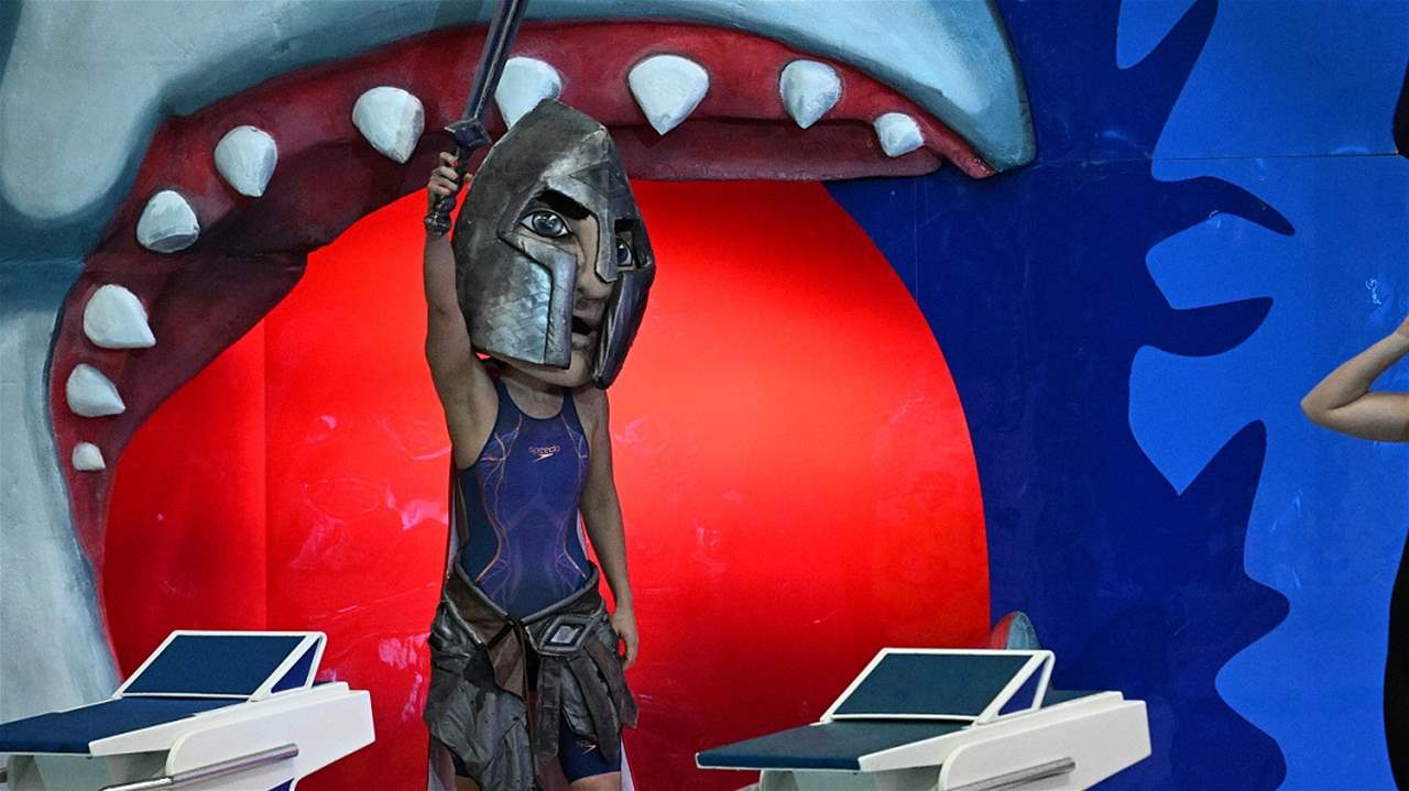 نجوم السباحة في أزياء غريبة جداً