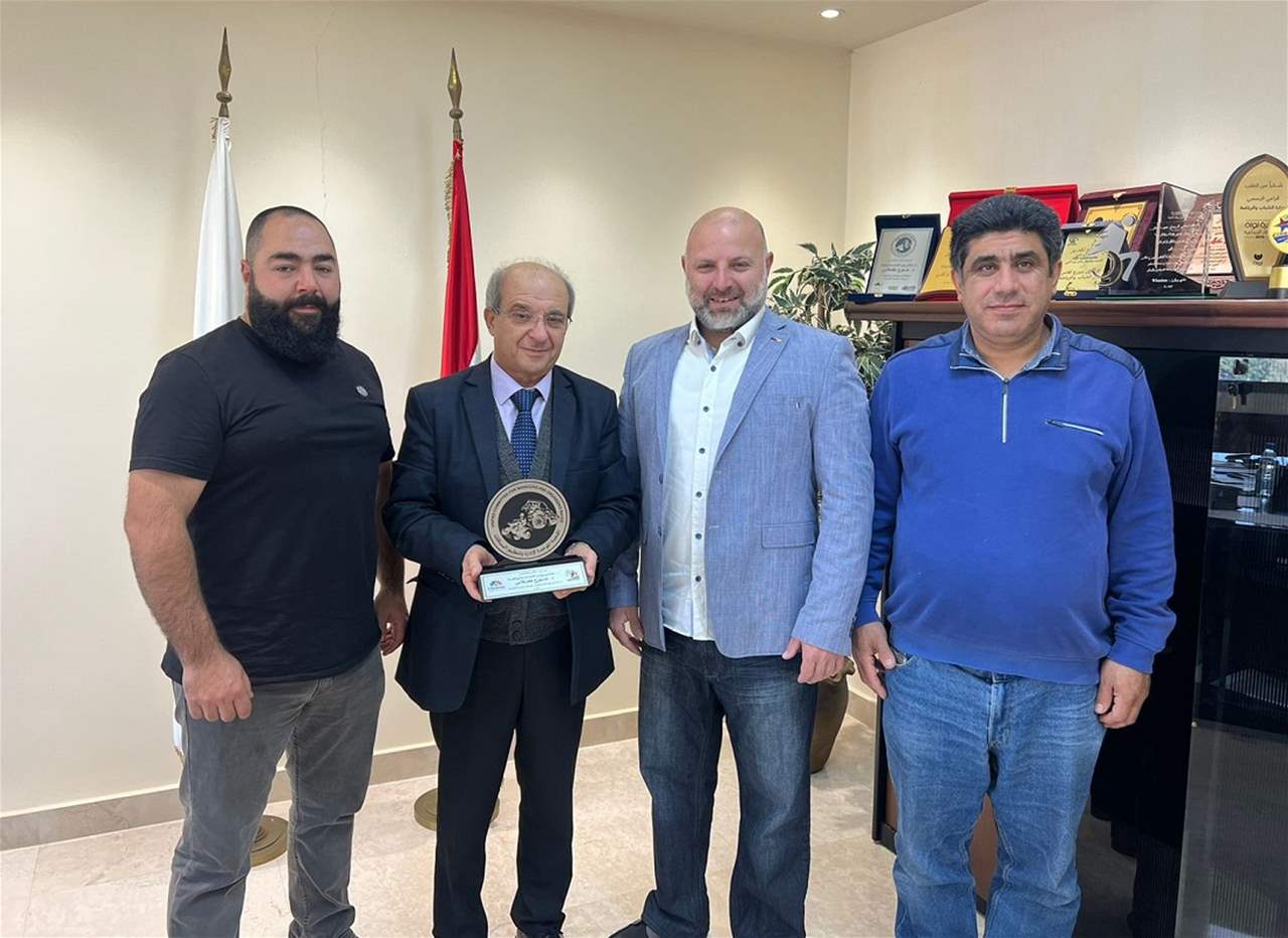 اللجنة الموحدة لسباقات السرعة قدّرت درعاً لكلاس لمناسبة نهاية موسمها