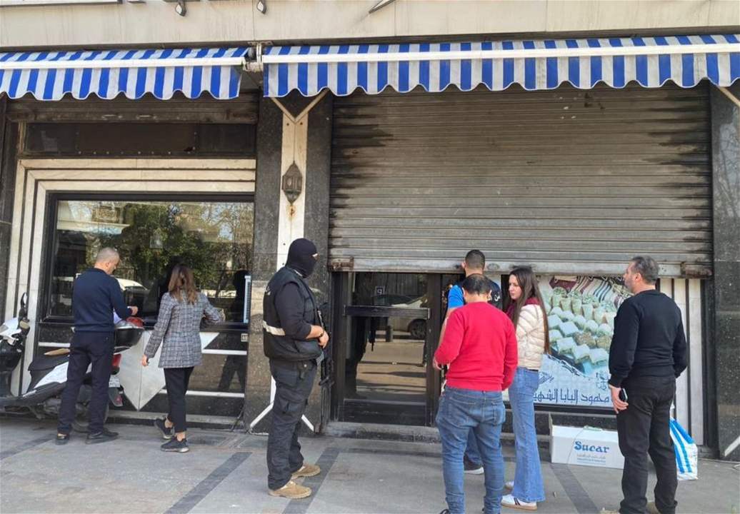 اقفال بالشمع الاحمر لمحل لبيع الحلويات  في صيدا  